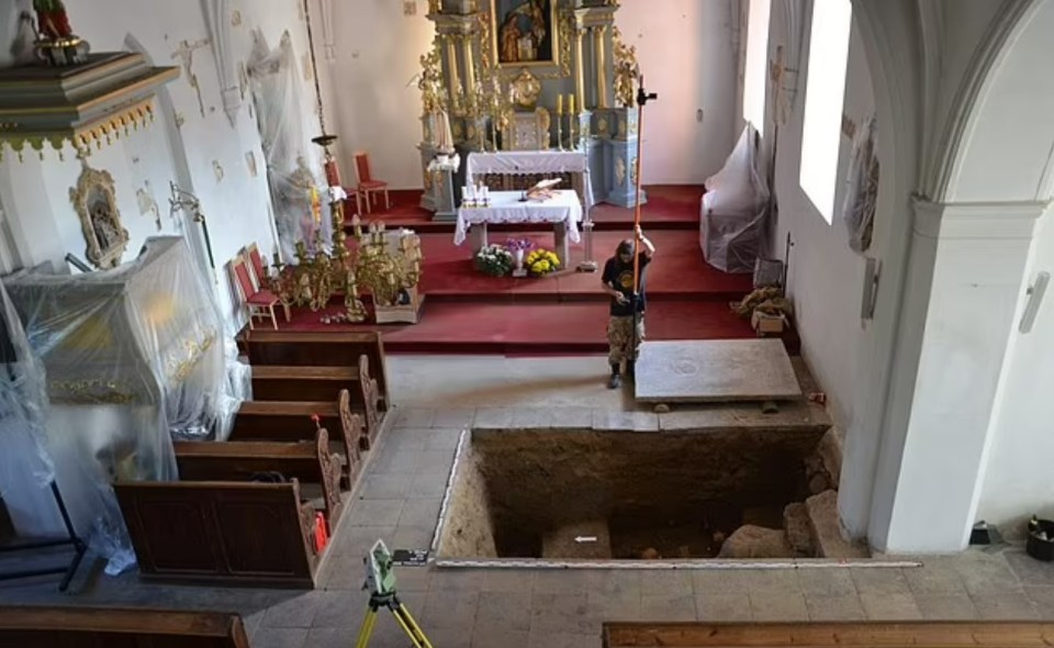 A igreja estava em obras de conservação quando o túmulo foi encontrado