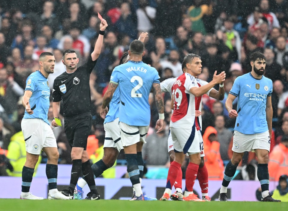 Michael Oliver expulsou Leandro Trossard contra o Man City na semana passada