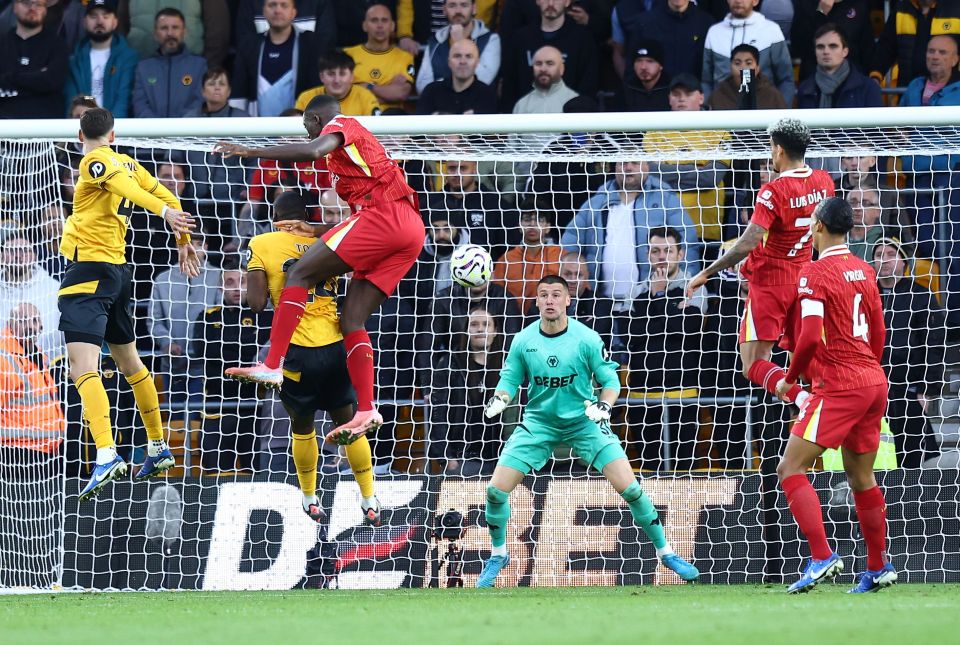 Ibrahima Konate cabeceou os Reds na frente pouco antes do intervalo