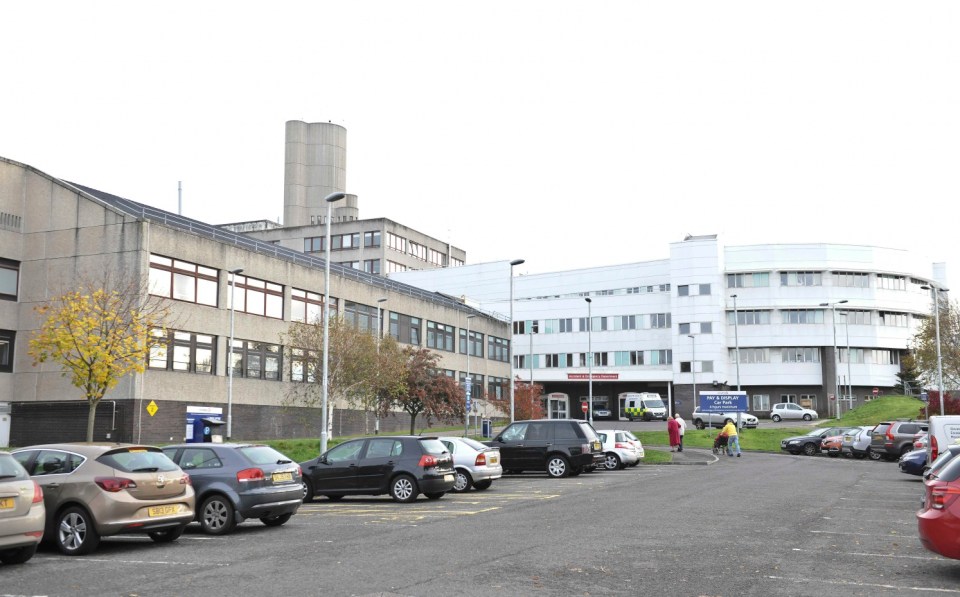 Ele foi levado às pressas de Dens Park para o Hospital Ninewells