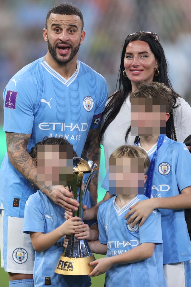 A estrela de Man City com sua esposa Annie e três de seus quatro filhos