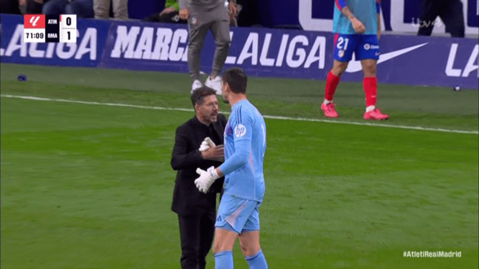 Simeone apertou a mão de Courtois enquanto os jogadores se dirigiam aos vestiários