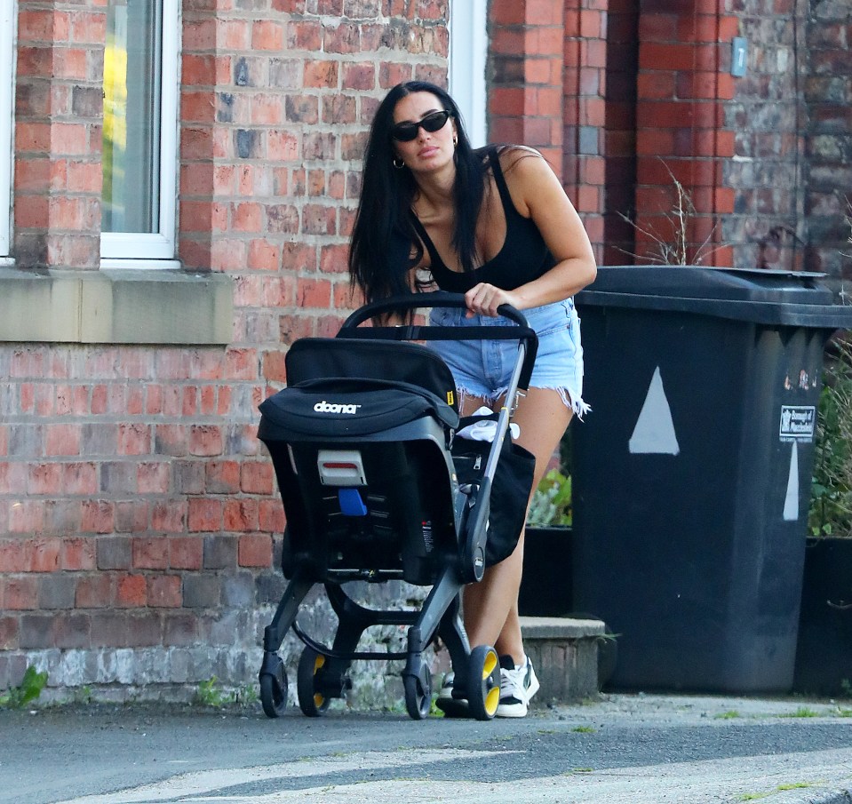 Annie saiu com o bebê no carrinho no início deste mês