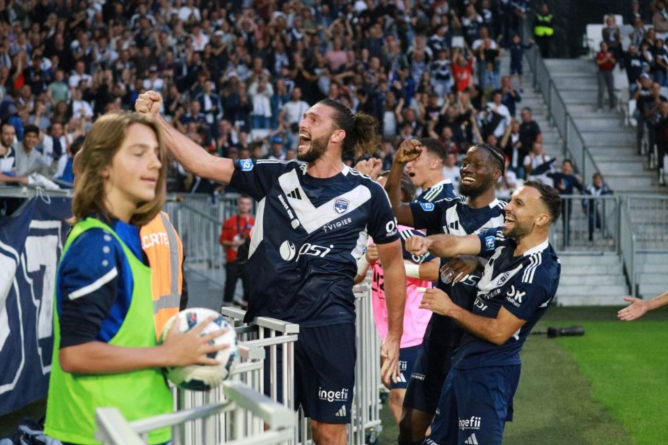 Carroll teve uma estreia dos sonhos para o gigante francês, marcando dois gols para garantir o empate para seu time