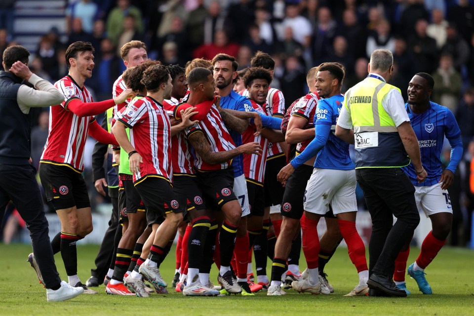 O confronto do Portsmouth com o Sheffield United se transformou em caos