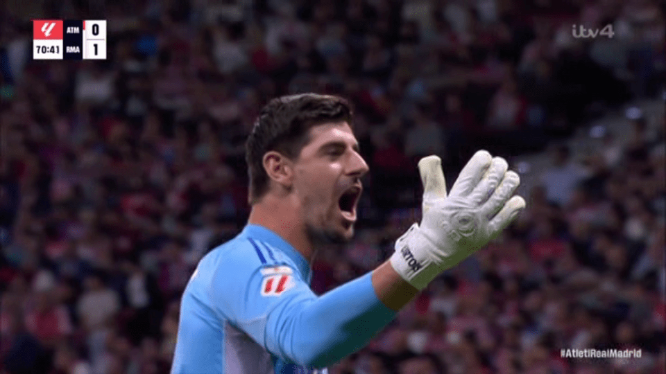 Os objetos foram lançados enquanto Thibaut Courtois se preparava para cobrar um tiro de meta