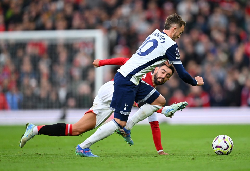 Bruno Fernandes foi expulso por entrada perigosa em James Maddison