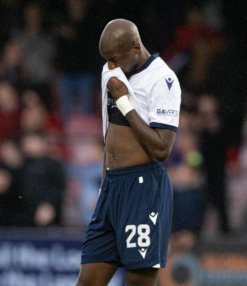 Mo Sylla desmaiou no intervalo da derrota de Dundee para o Aberdeen