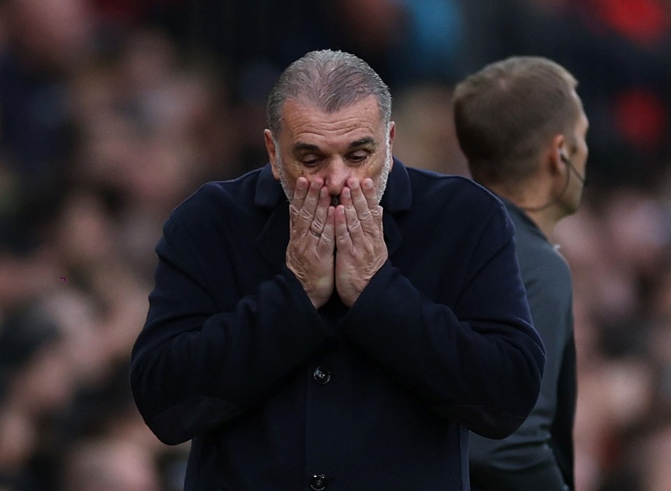 O técnico do Tottenham Hotspur, Ange Postecoglou, reage em Old Trafford