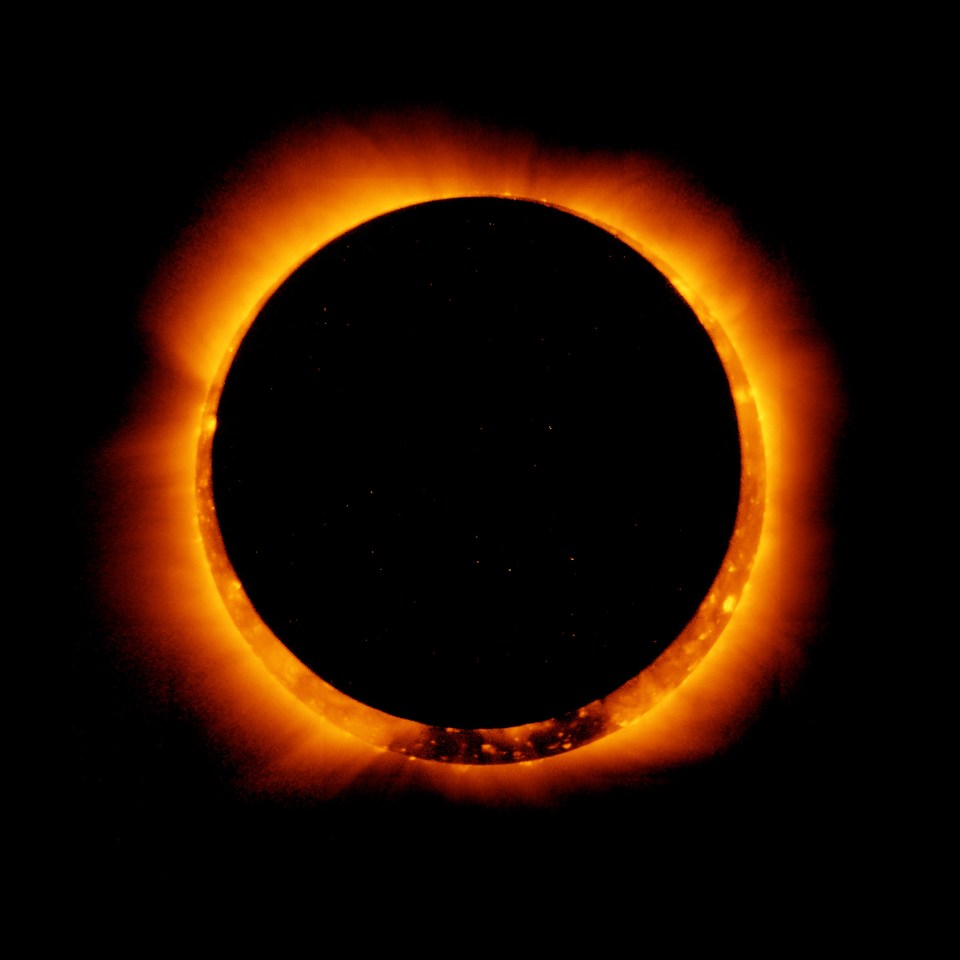 Durante um eclipse solar anular, a lua está ligeiramente mais distante do sol em comparação com um eclipse solar total, onde o disco solar está completamente obscurecido