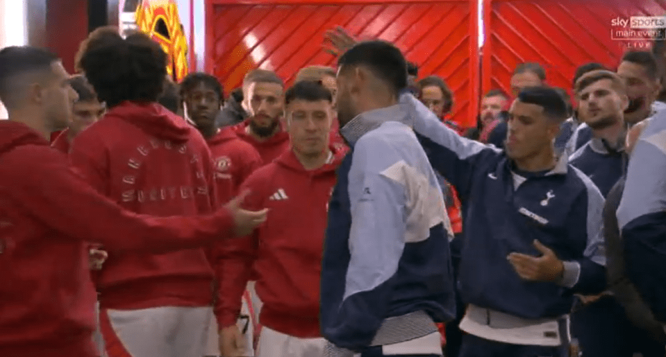 Os jogadores do Man Utd e do Spurs sorriam juntos no túnel