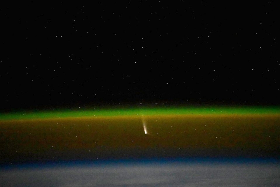 Um astrônomo amador disse a Pettit que o cometa estaria cerca de 20 graus à frente do Sol na perspectiva da ISS