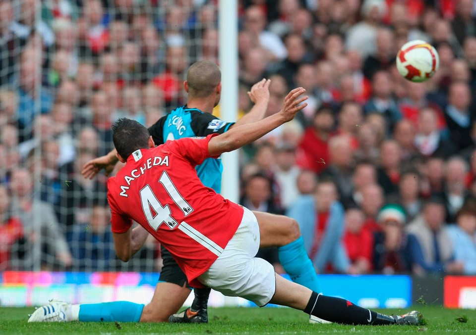 Macheda saiu do banco para marcar a vitória aos 93 minutos contra o Aston Villa em 2009