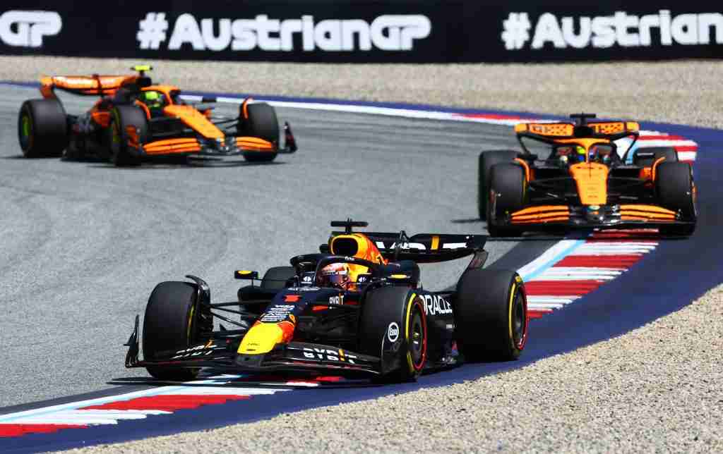 Max Verstappen lidera Oscar Piastri da McLaren durante o GP da Áustria de 2024 Sprint | Conjunto de conteúdo Getty Images / Red Bull