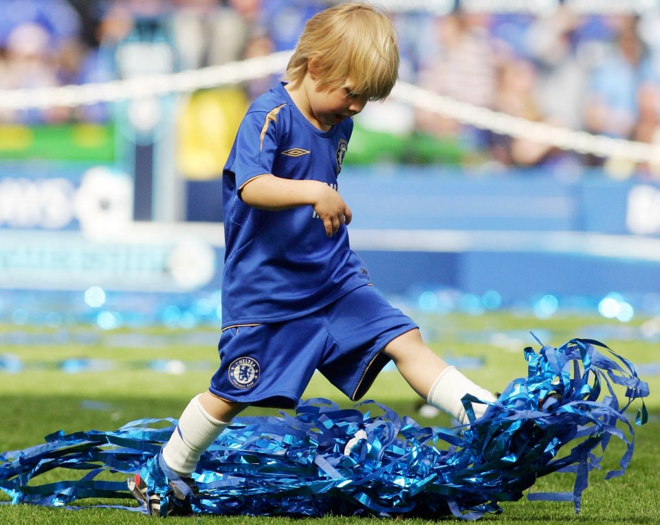 Os três filhos de Gudjohnsen, vistos uma vez no gramado de Stamford Bridge anos atrás, agora seguem seus passos no campo de futebol