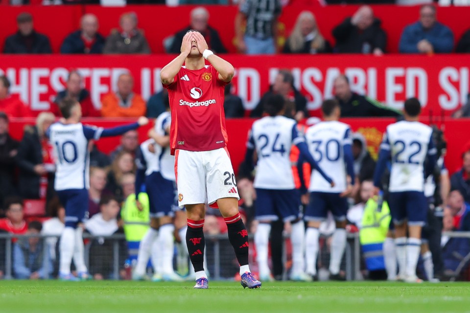 O Manchester United foi goleado por 3 a 0 pelo Tottenham em Old Trafford no domingo.