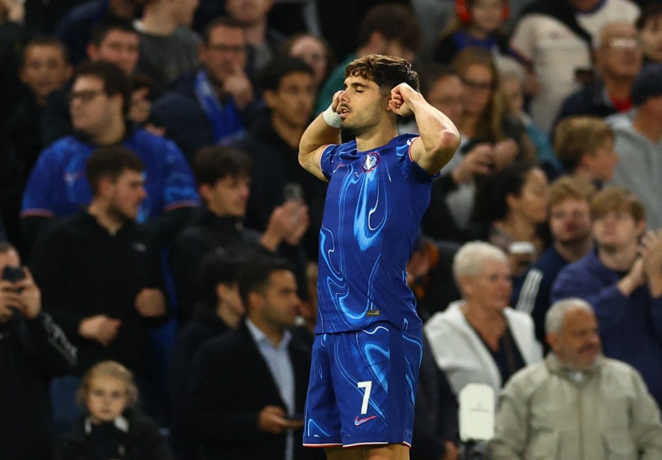 Pedro Neto ensacado diante da torcida de Stamford Bridge