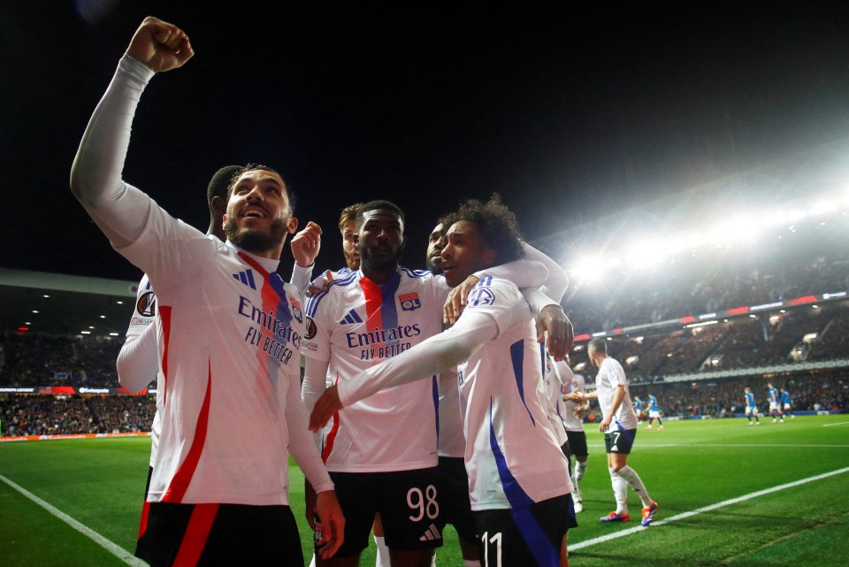 O tridente de ataque do Lyon iluminou Ibrox