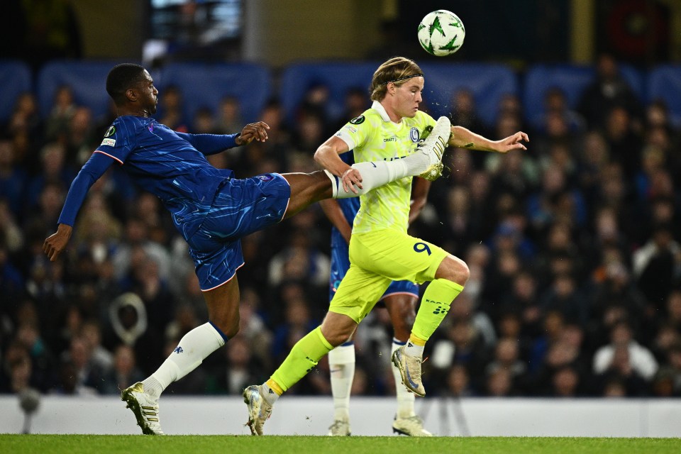 Andri Gudjohnsen deu uma assistência, mas esteve do lado perdedor na vitória do Chelsea por 4-2