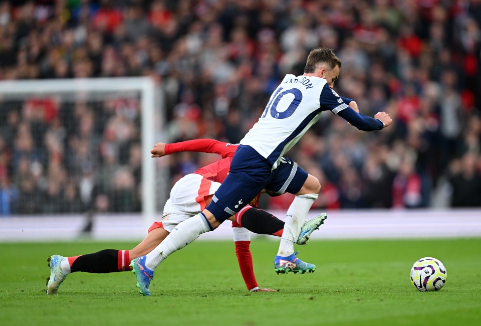 Bruno Fernandes cometeu um desafio desajeitado em James Maddison