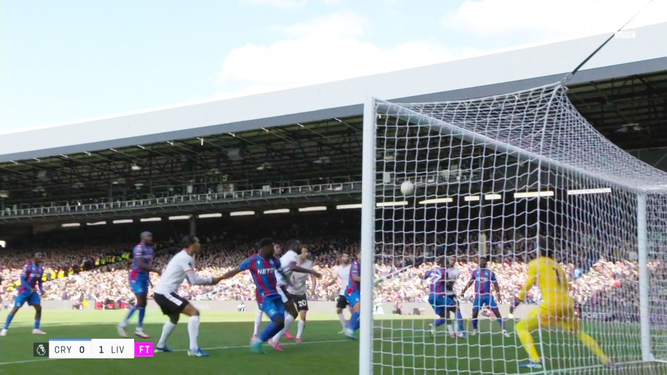 O Palace sentiu que deveria ter cobrado um pênalti pelo puxão de Virgil van Dijk sobre Marc Guehi