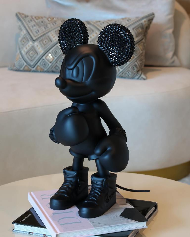 A arte é uma homenagem ao Mickey Mouse e custa cerca de £ 8.000