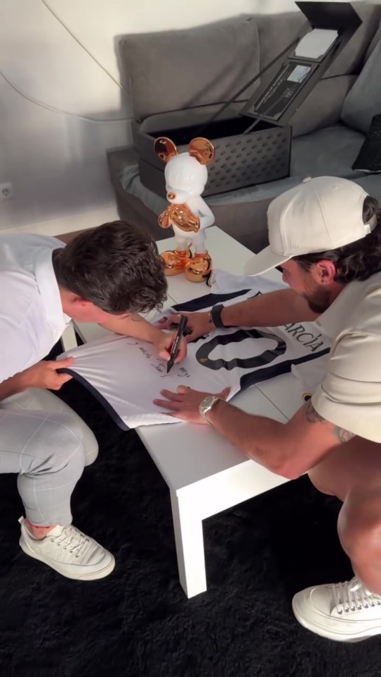 Fran Garcia autografa camisa para Juan Pablo após receber sua peça