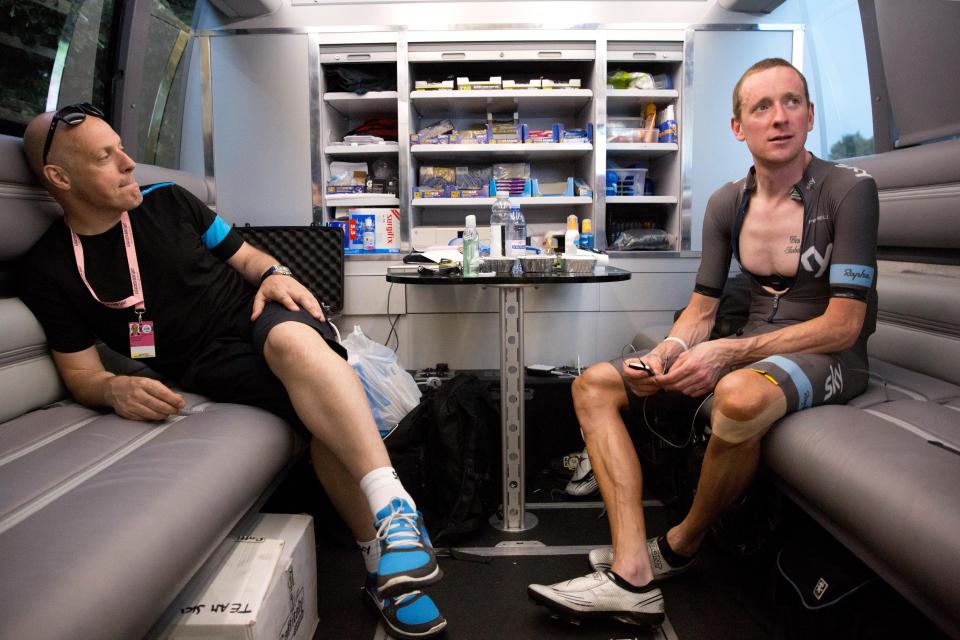   Brailsford e Sir Bradley Wiggins no ônibus Team Sky juntos na Itália em 2011