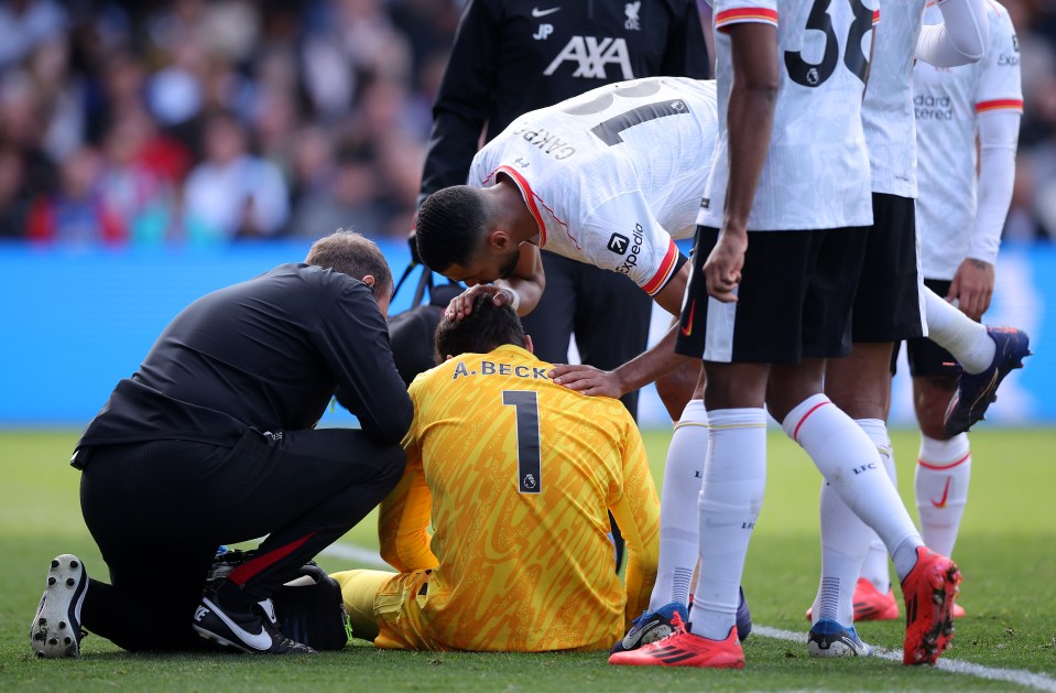 O goleiro sofreu uma lesão no tendão da coxa e foi expulso contra o Crystal Palace