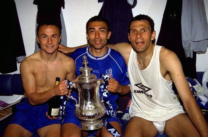 Poyet venceu a FA Cup e a Uefa Cup Winners' Cup durante sua passagem pelo Chelsea - com Dennis Wise (esquerda) e Roberto Di Matteo (centro)