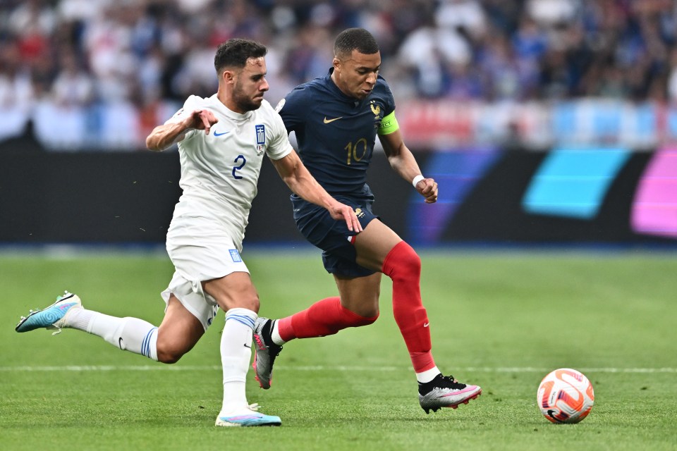 Baldock teve um desempenho incrível contra a estrela francesa Kylian Mbappe, apesar de estar lesionado