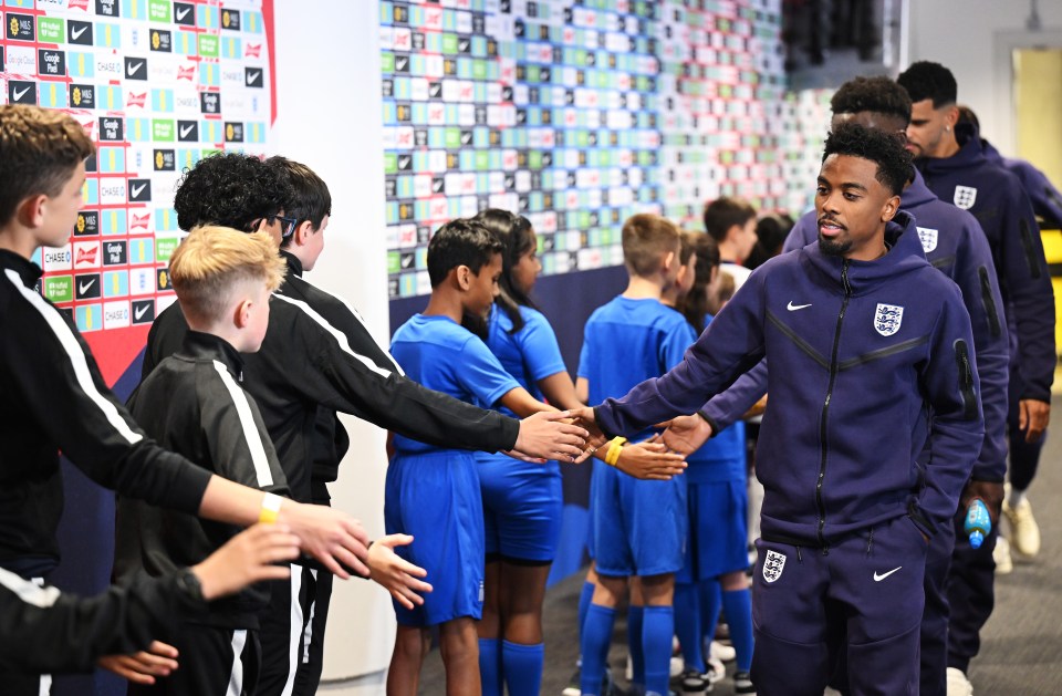 Angel Gomes está no banco da Inglaterra em Wembley esta noite