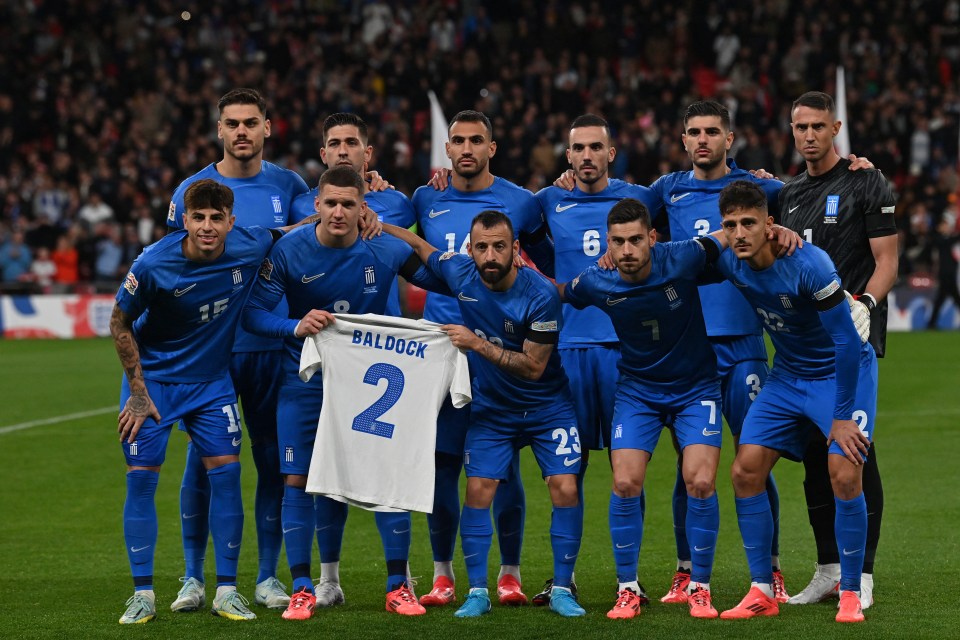 Estrelas gregas seguraram uma camisa de Baldock antes da partida