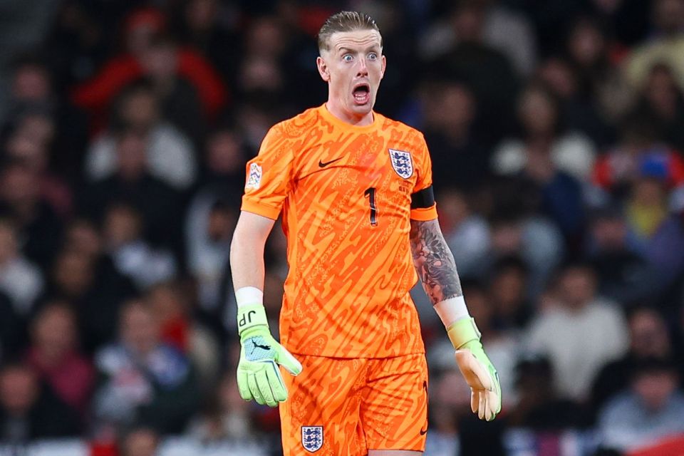 Pickford não deu o seu melhor contra a Grécia, jogando a bola direto para a Grécia para o TERCEIRO gol anulado