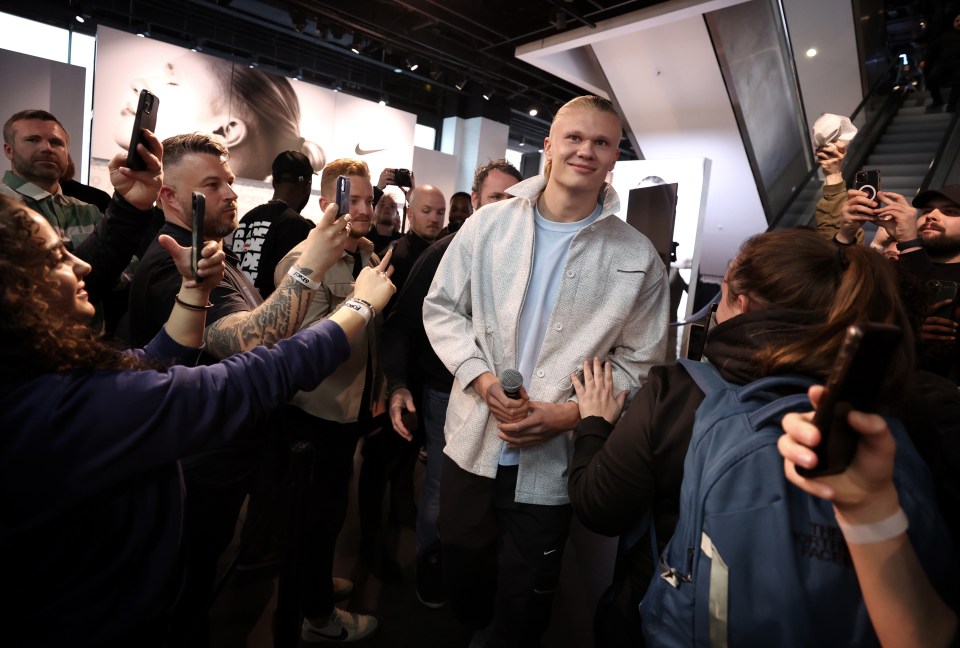 Erling Haaland recentemente foi às compras com Isabel durante uma viagem a Londres para comemorar a assinatura de um contrato de £ 20 milhões com a Nike