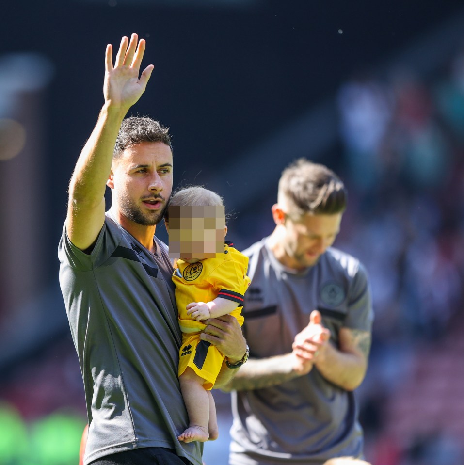 O trágico George Baldock é mostrado acenando para os fãs dos Blades