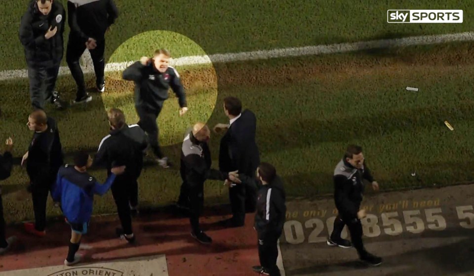 O presidente do Leyton Orient, Francesco Becchetti e Andy Hessenthaler tiveram uma conversa bizarra no boxing day de 2015