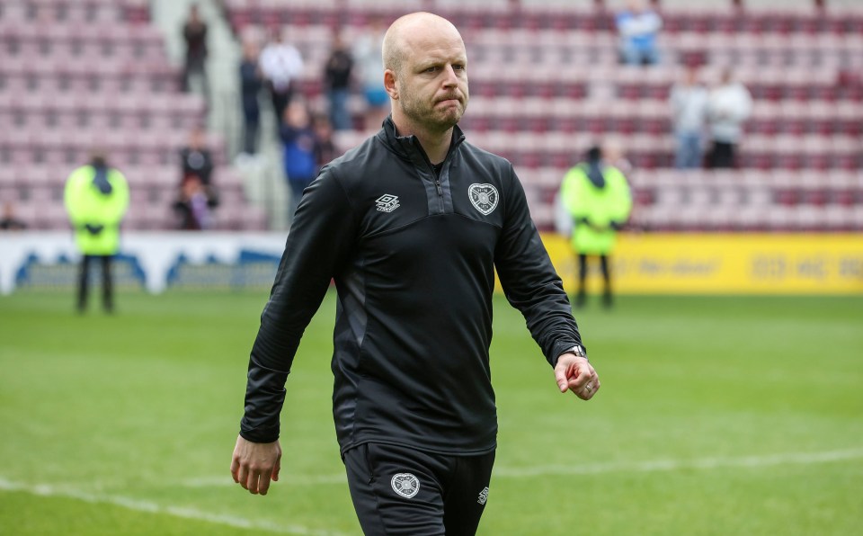 Steven Naismith foi demitido pelo Hearts após uma péssima forma