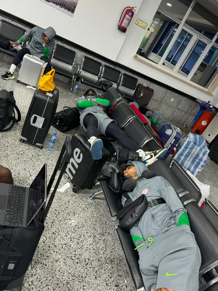 A equipe tentou dormir nos assentos do terminal vazio