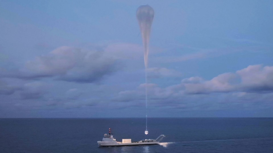 Espera-se que a cápsula suba de um navio e, em seguida, caia suavemente no oceano após seu voo de seis horas.