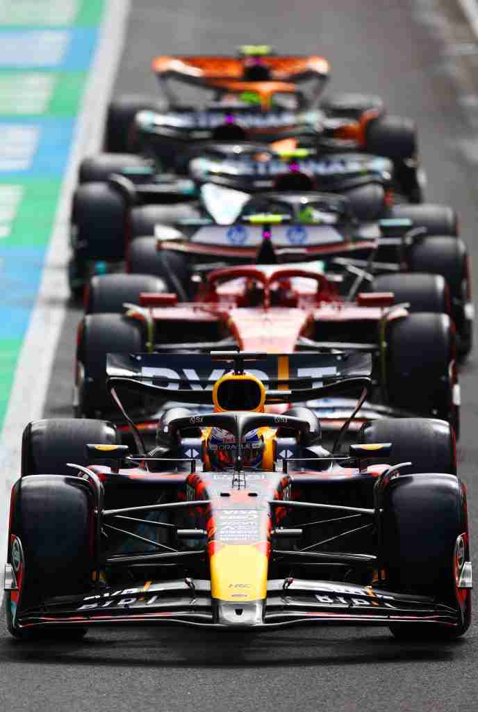 Carros se alinham no pit lane durante a qualificação antes do Grande Prêmio da Inglaterra de 2024 | Conjunto de conteúdo Getty Images / Red Bull