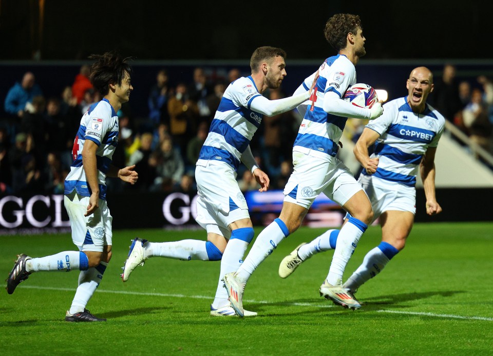 Em vez disso, os Hoops continuam a jogar em Loftus Road, sua casa desde 1917.