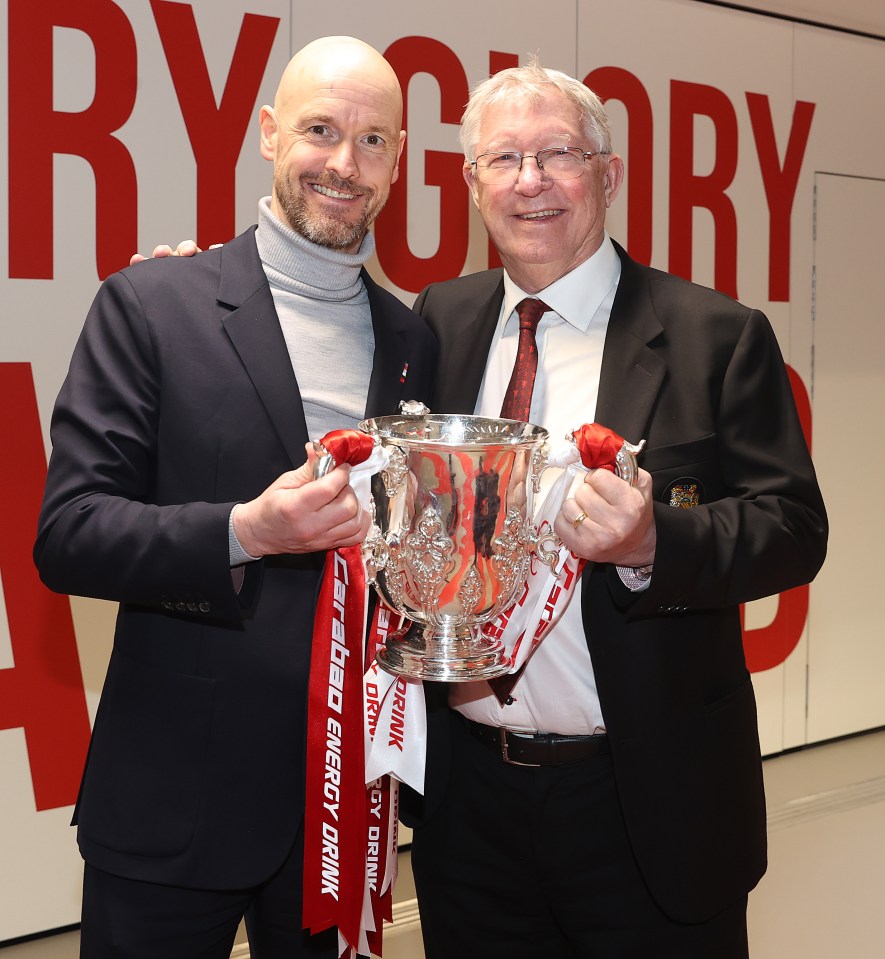 Os dois treinadores celebrando juntos o triunfo do Man Utd na Copa da Liga