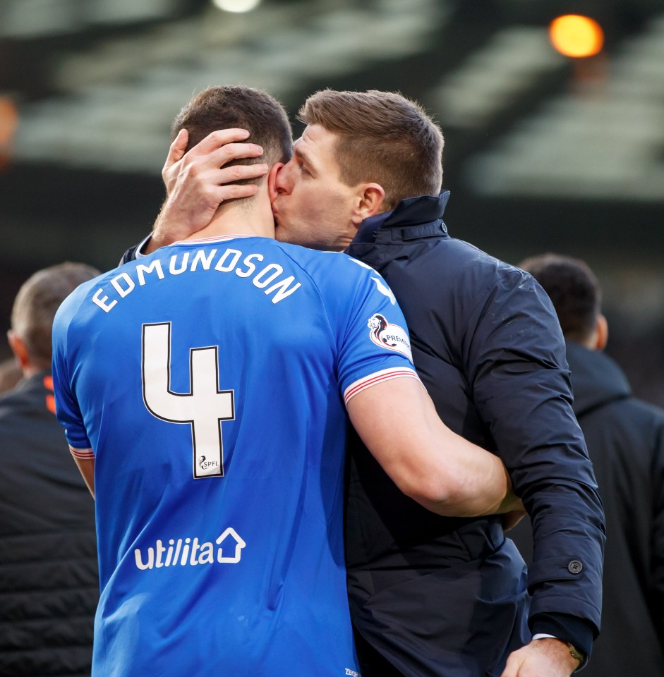 Steven Gerrard então agarrou o zagueiro e o levou para o Rangers