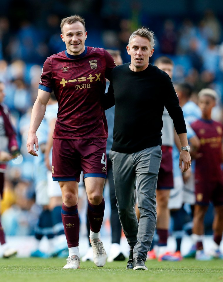 Kieran McKenna deu a George Edmundson sua estreia na Premier League contra o Man City