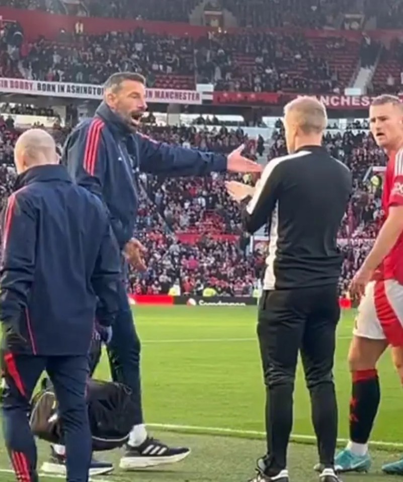 O assistente do chefe do Man Utd, Ruud van Nistelrooy, atacou o quarto árbitro