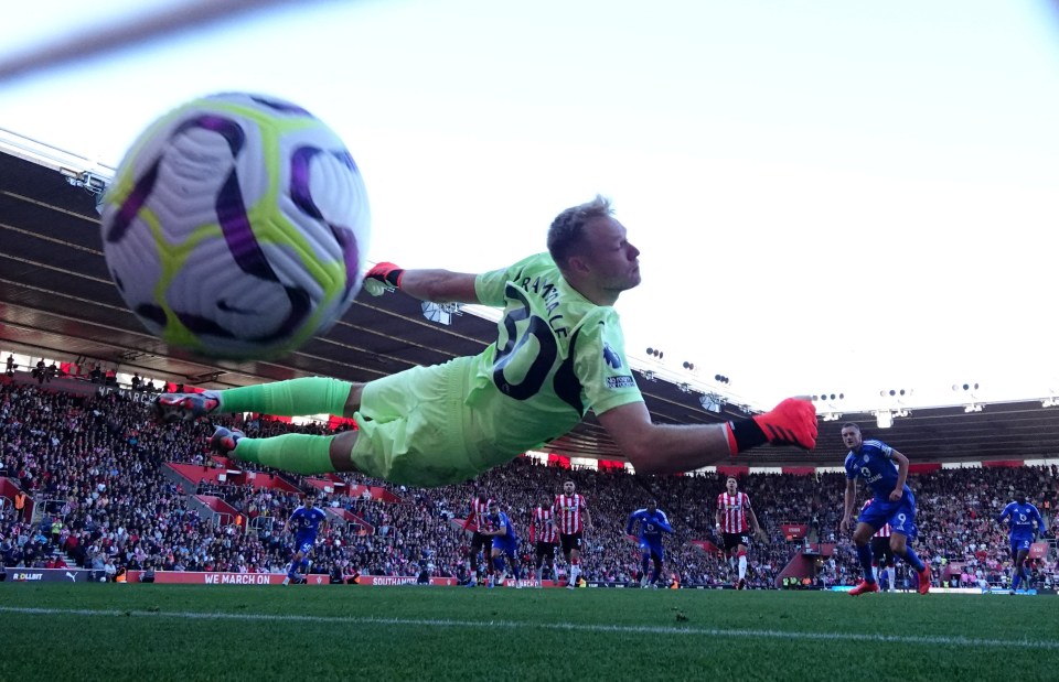 O pênalti de Jamie Vardy sobre Aaron Ramsdale colocou o Leicester empatado