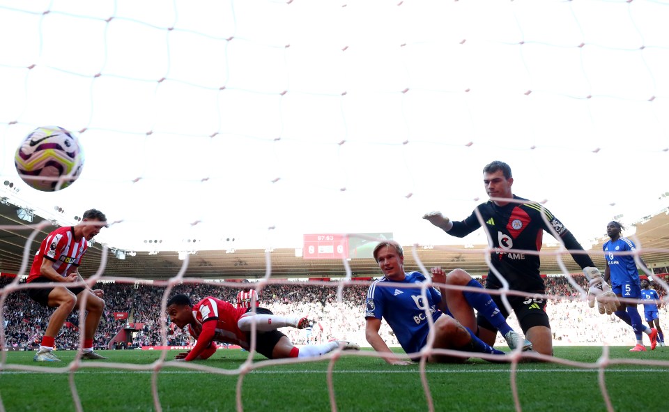 Archer marcou o primeiro dos dois gols do Southampton no primeiro tempo