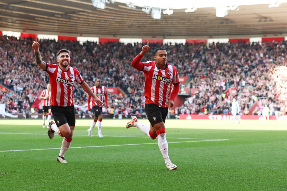 Cameron Archer saúda seu gol inicial, mas azedou para o Saints