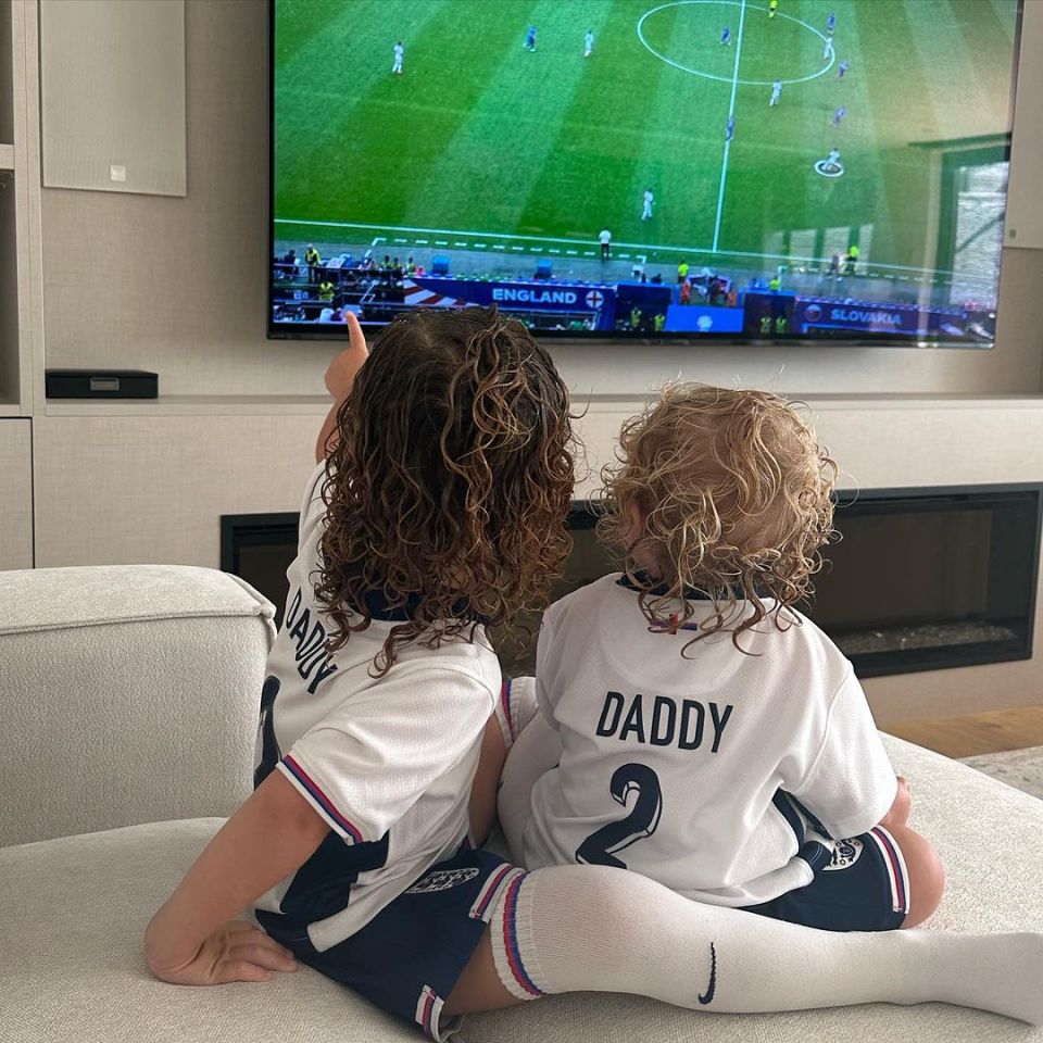 Os filhos de Lauryn e Walker assistindo ao Euro